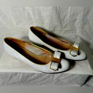 Salvatore Ferragamo Ladies White Bow Pump Shoe Gold Trim Women's Sz 6.5